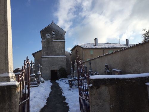 L'église de Frémeréville-sous-les-Côtes sous la neige et le ciel bleu