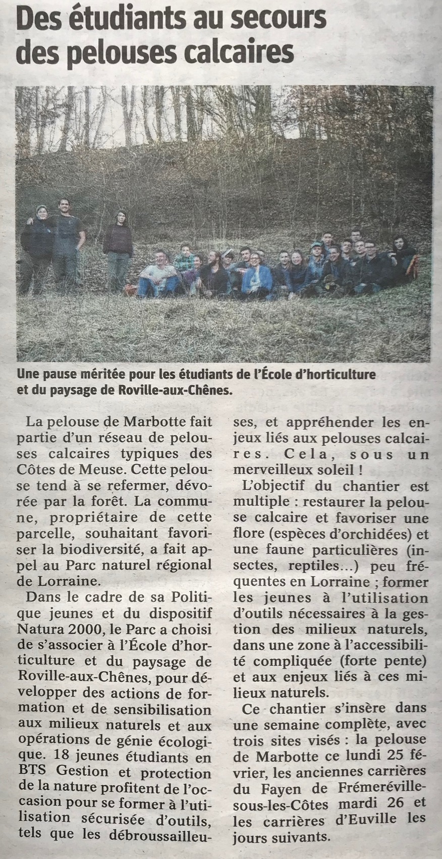 les élèves de l'école d'horticulture de Roville-aux-Chênes nettoient la pelouse calcaire de Frémeréville-sous-les-Côtes